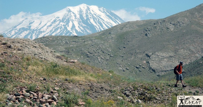 Ağrı Dağı çevresinde yürüyüş yapan bir dağcı